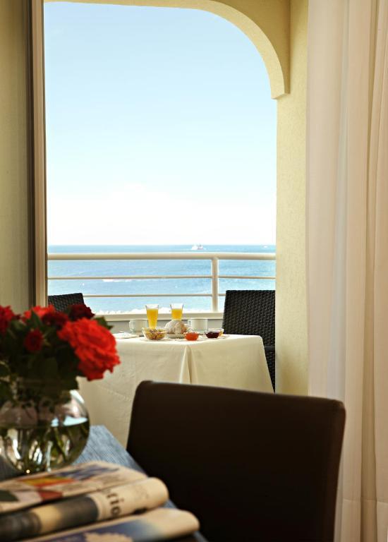 Mediterraneo Hotel & Suites Cattolica Exterior photo